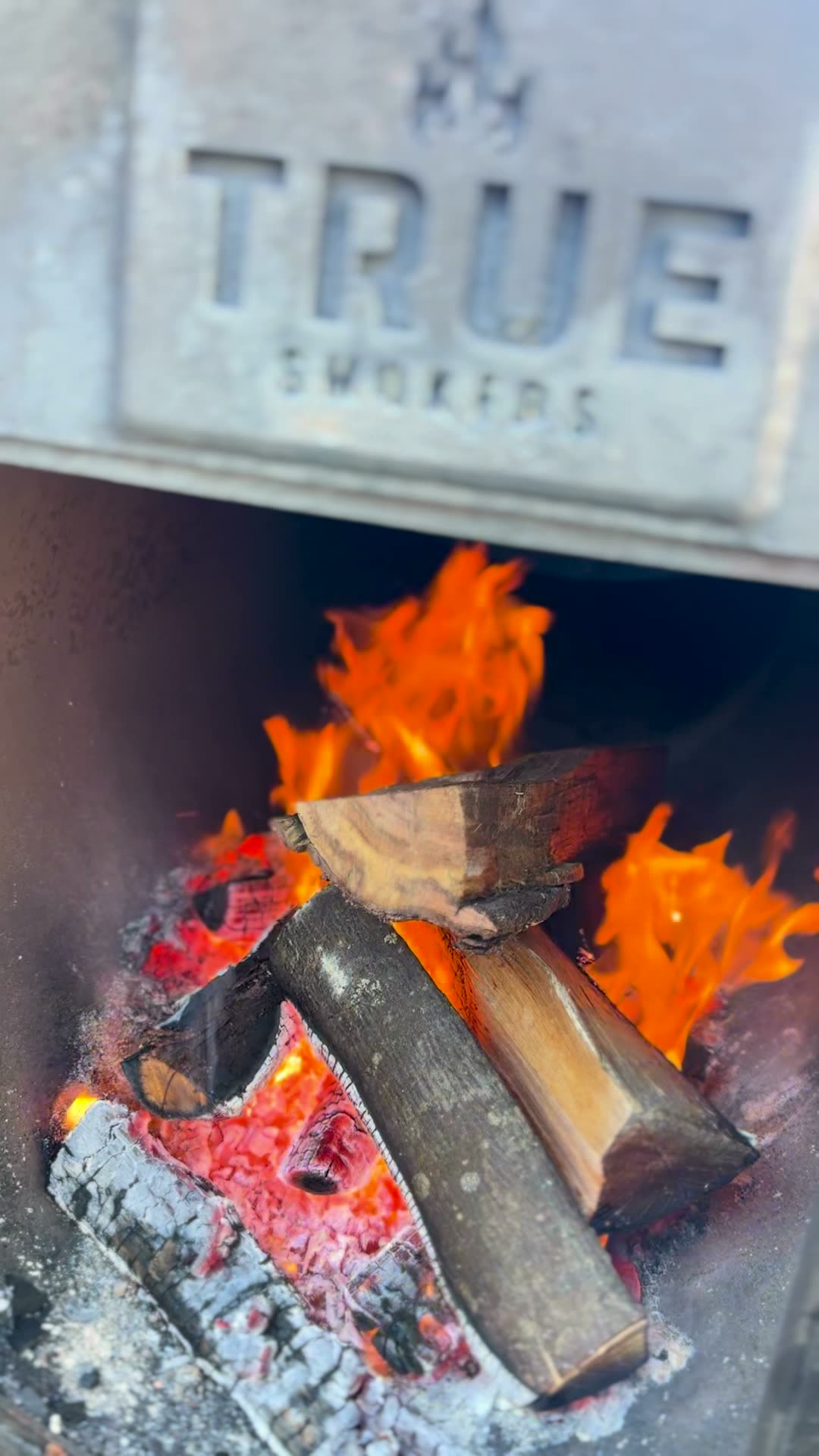Lenha queimando na fornalha do pit smoker True Smokers